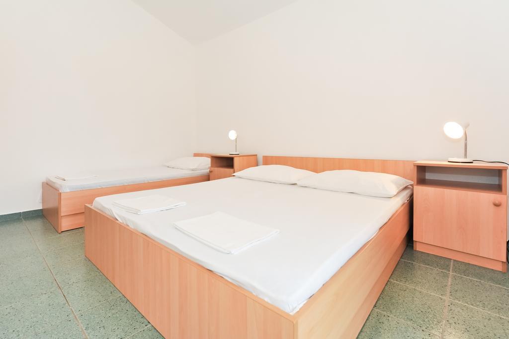 Apartments Marta Starigrad Paklenica Room photo
