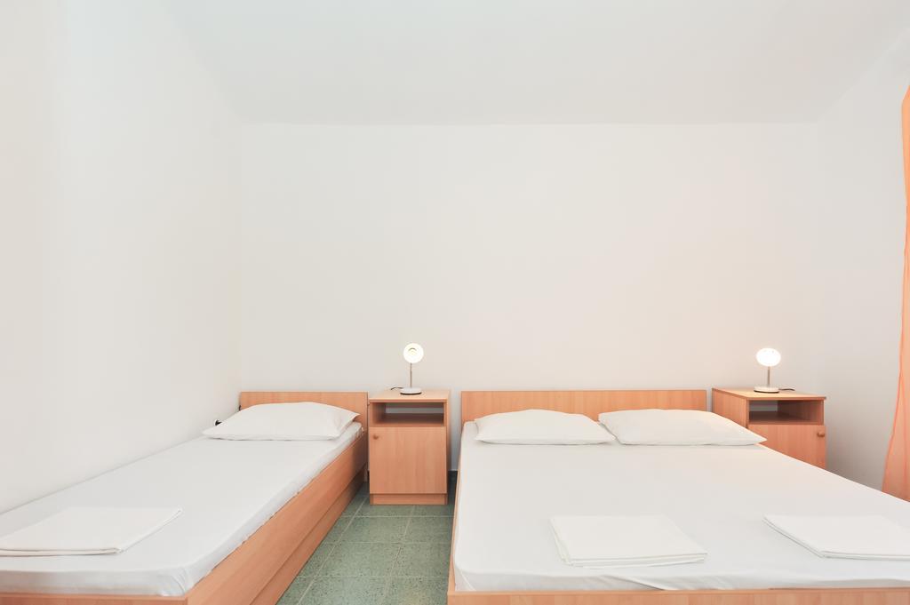 Apartments Marta Starigrad Paklenica Room photo